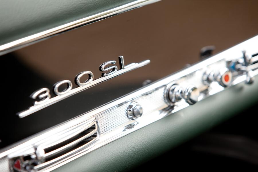 Логотип Mercedes-Benz 300 SL Gullwing Coupe 1955 года  (фото 35 из 54)